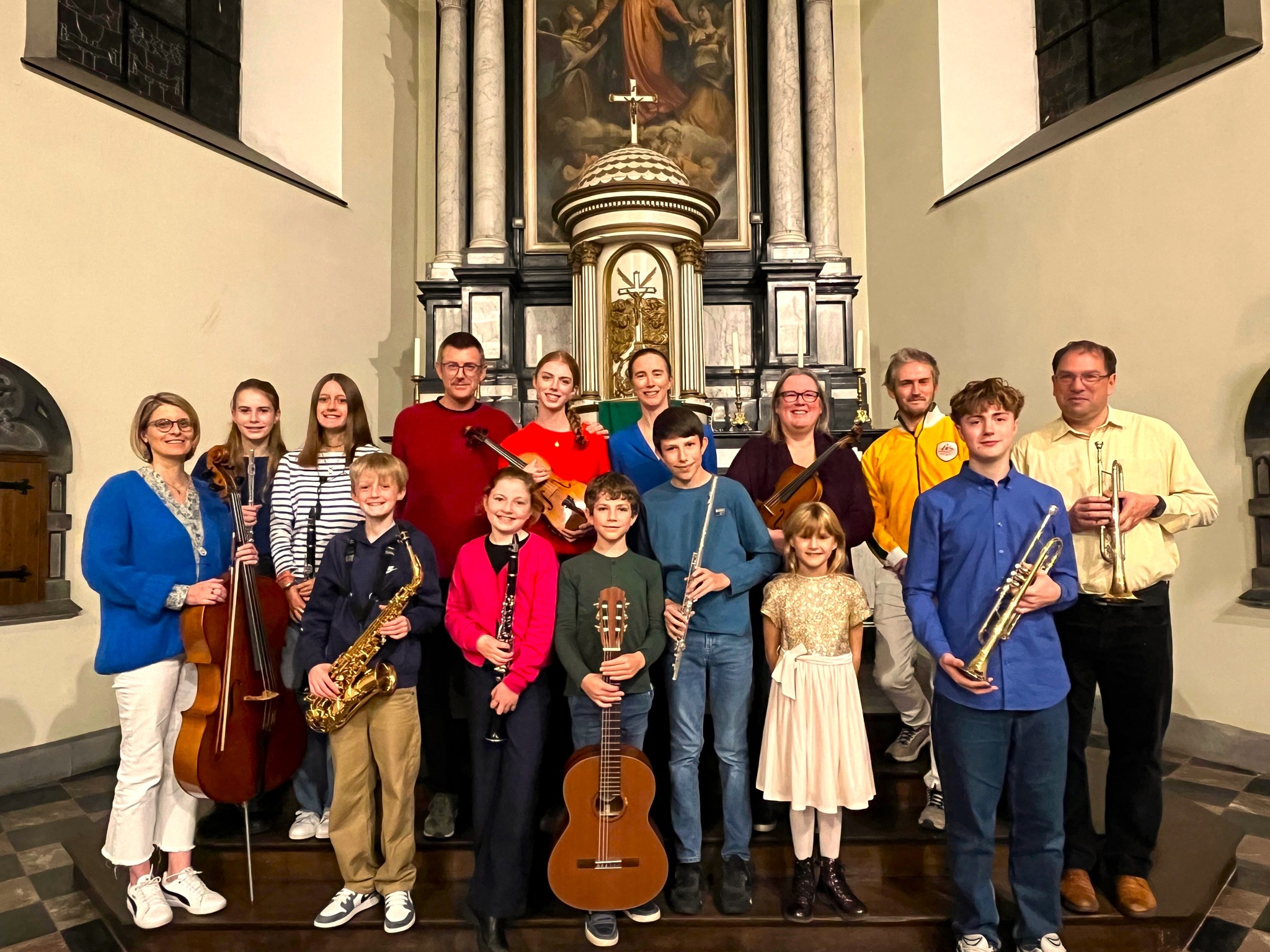 Ensemble instrumental dans une église